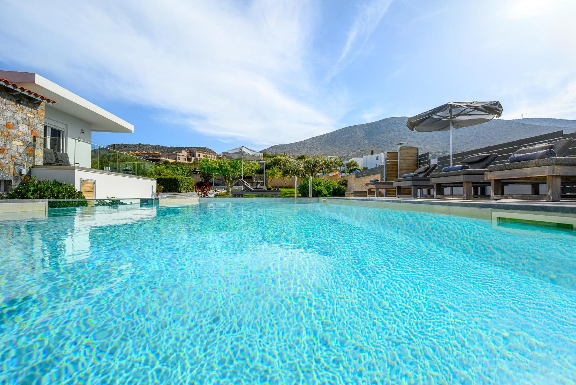 Queen's Gem Luxury - Heated Jacuzzi & Pool Villa