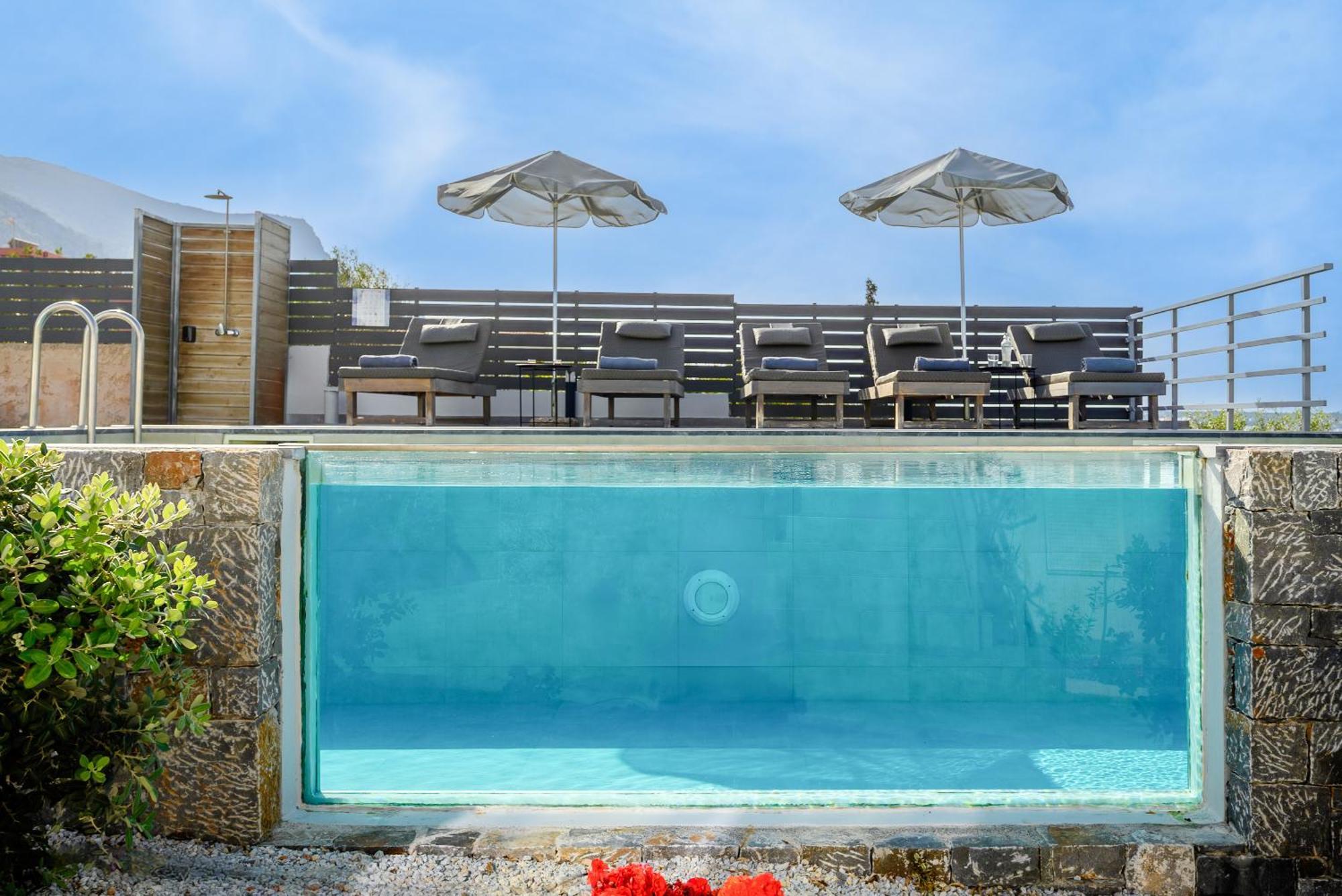 Queen's Gem Luxury - Heated Jacuzzi & Pool Villa