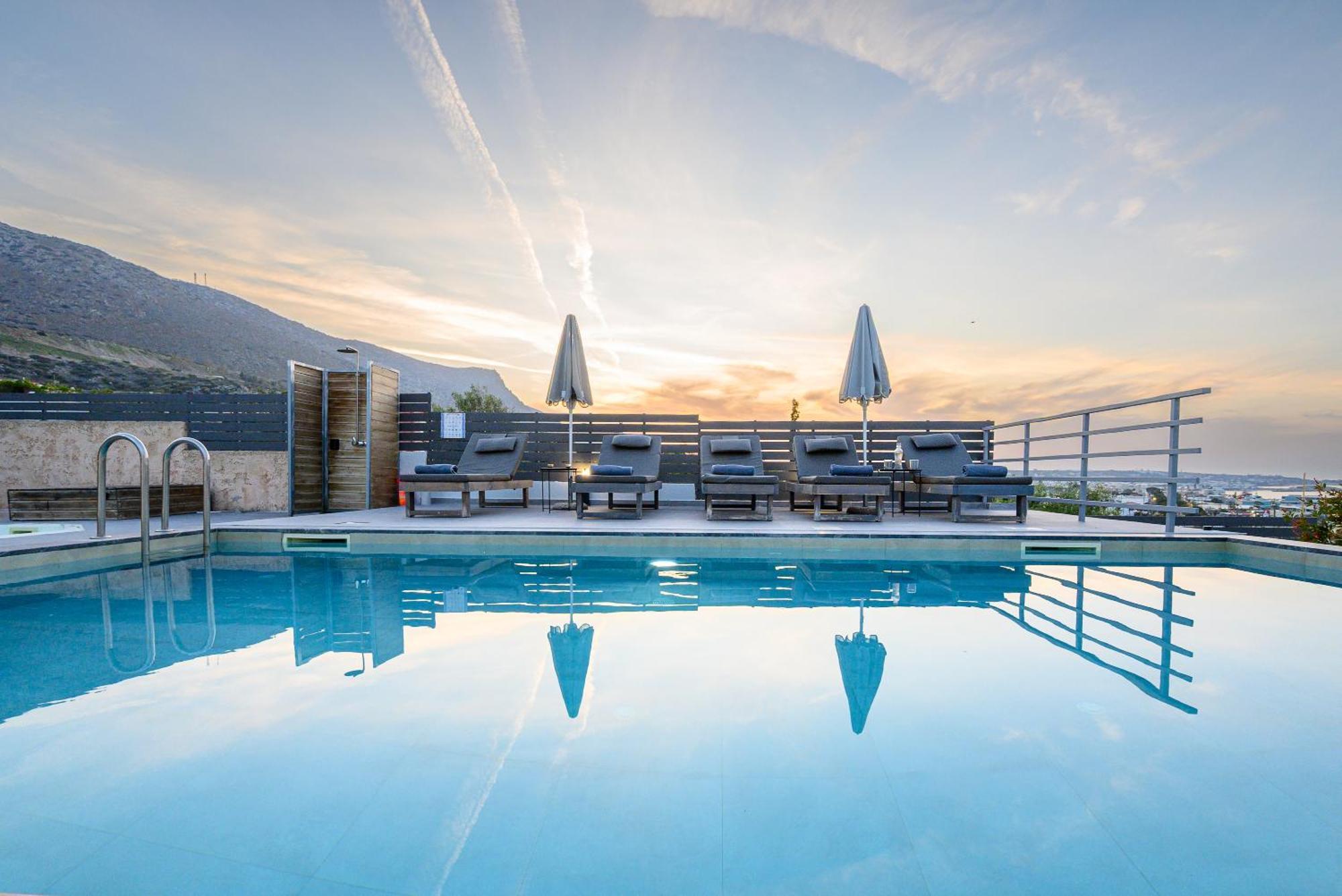Queen's Gem Luxury - Heated Jacuzzi & Pool Villa