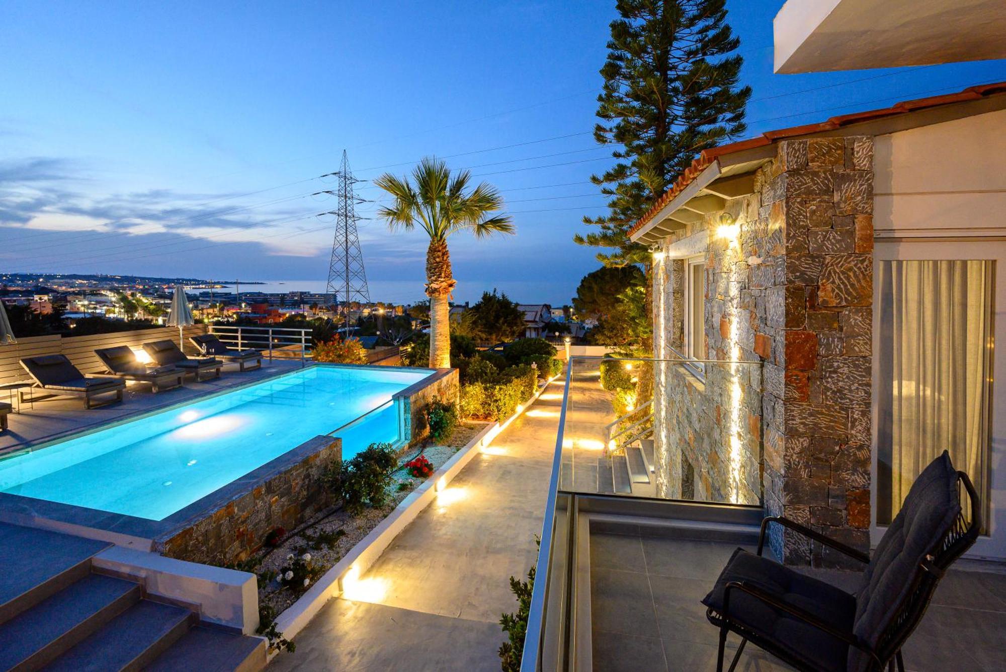 Queen's Gem Luxury - Heated Jacuzzi & Pool Villa